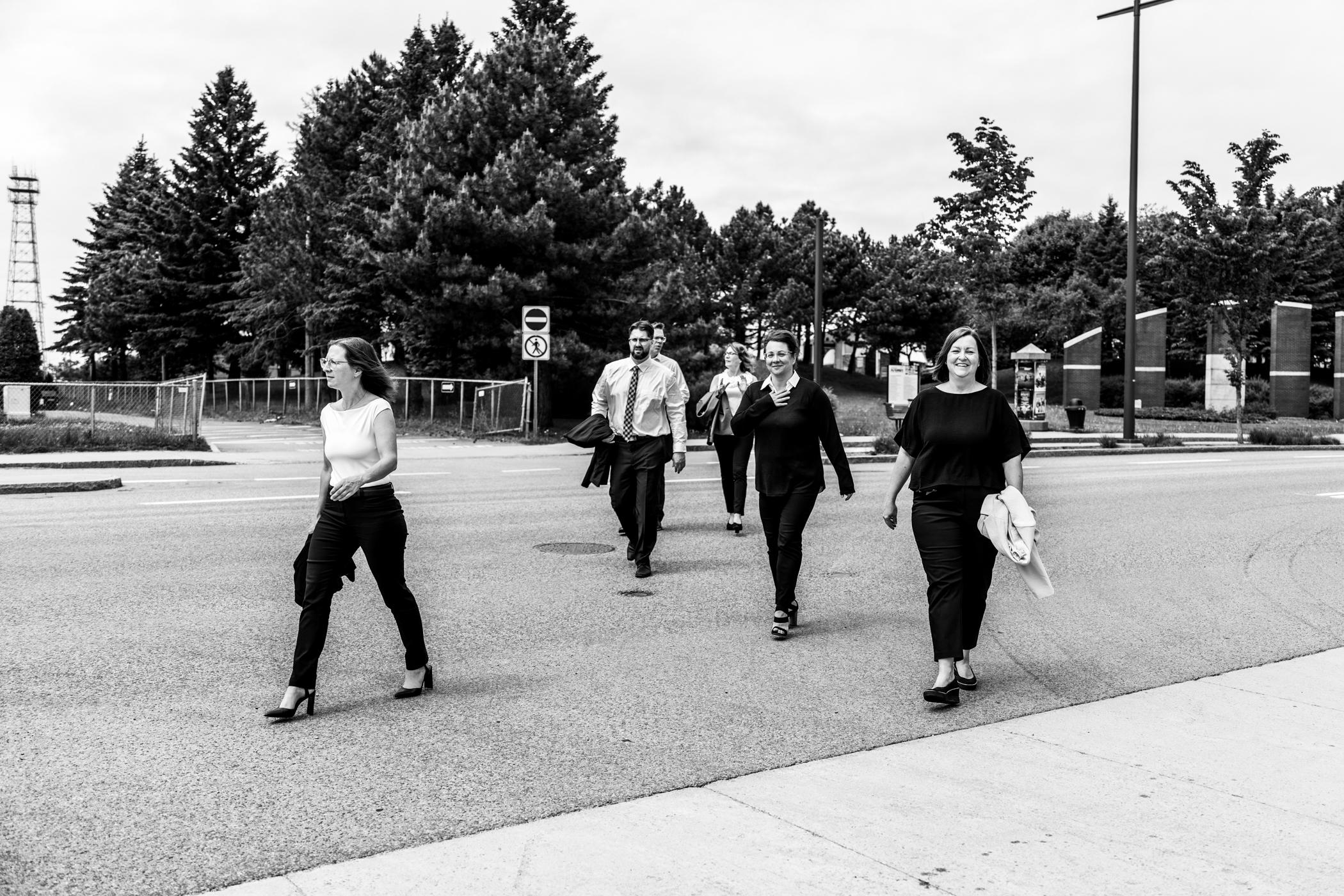 Photo en noir et blanc de l’équipe de DNA Notaires d’affaires traversant une rue
