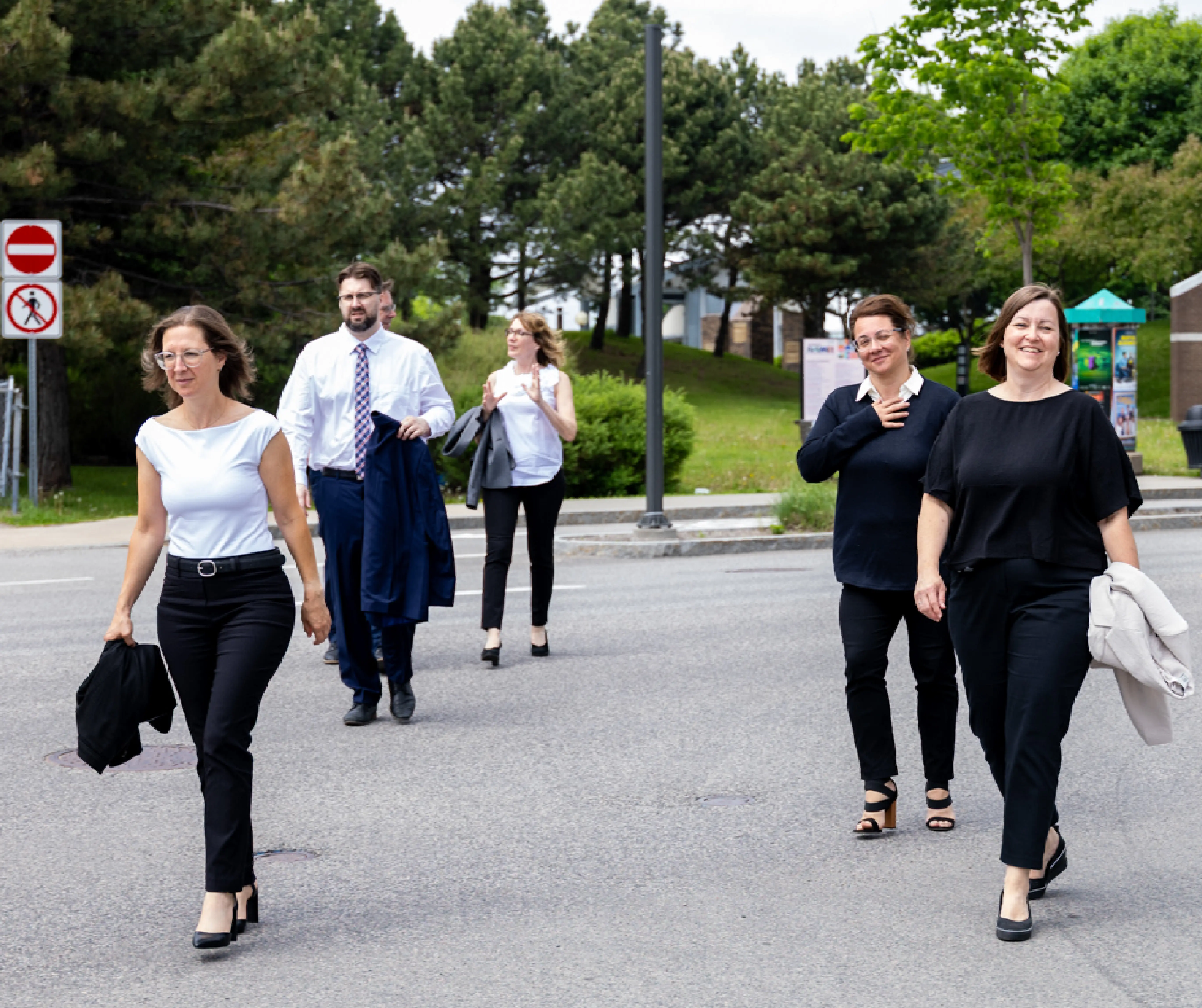 L’équipe de DNA Notaires d’affaires marchant ensemble à l’extérieur