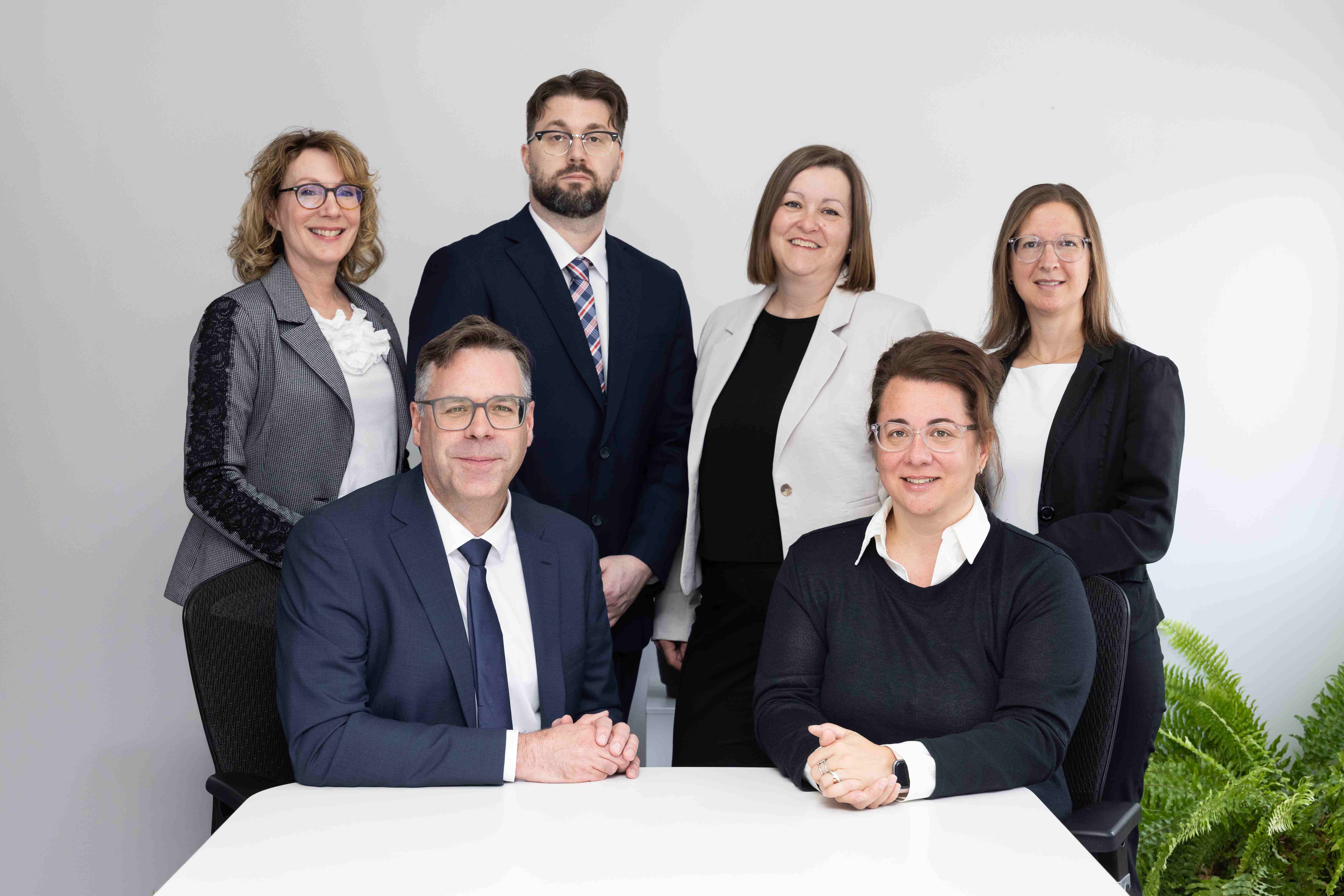 Les notaires et techniciennes juridiques de DNA Notaires d’affaires réunis pour une photo d’équipe